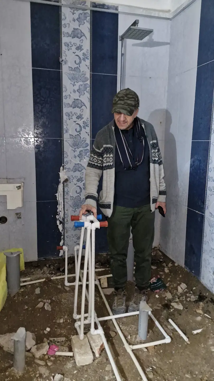 احمد مولوی در بازرسی از یک حمام قبل از اتمام کار